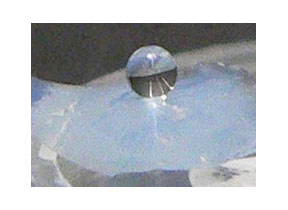 Gota d'aigua a la superfície d'un aerogel